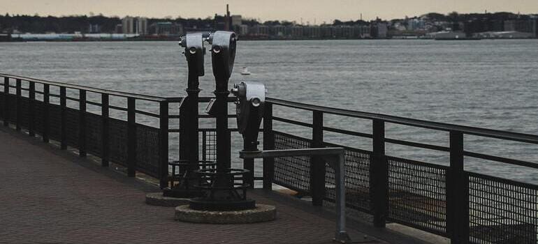 a picture of a city and water