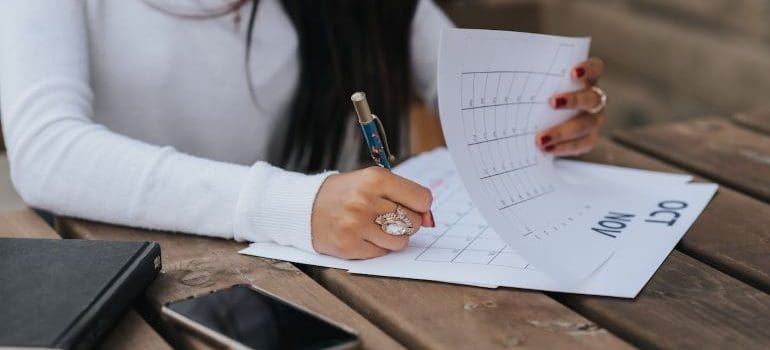 a person preparing a plan for long distance relocation to Glendale