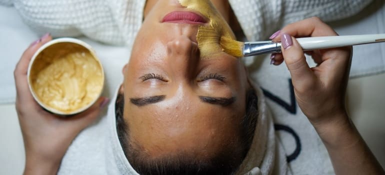 woman at spa saloon, trying to relax in Manhattan